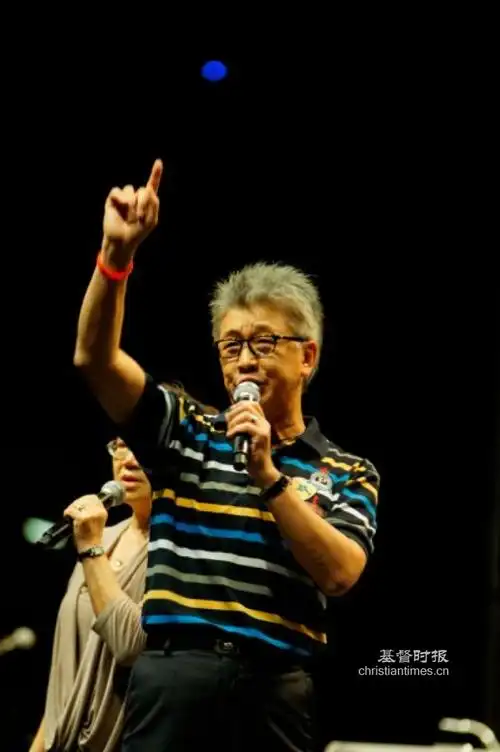 回家特会现场,寇绍恩牧师宣讲信息.(图:回家官方网站)