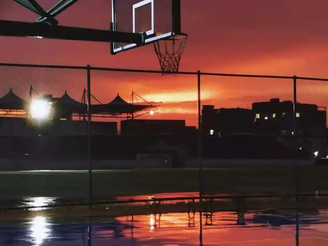 夕阳下的篮球场