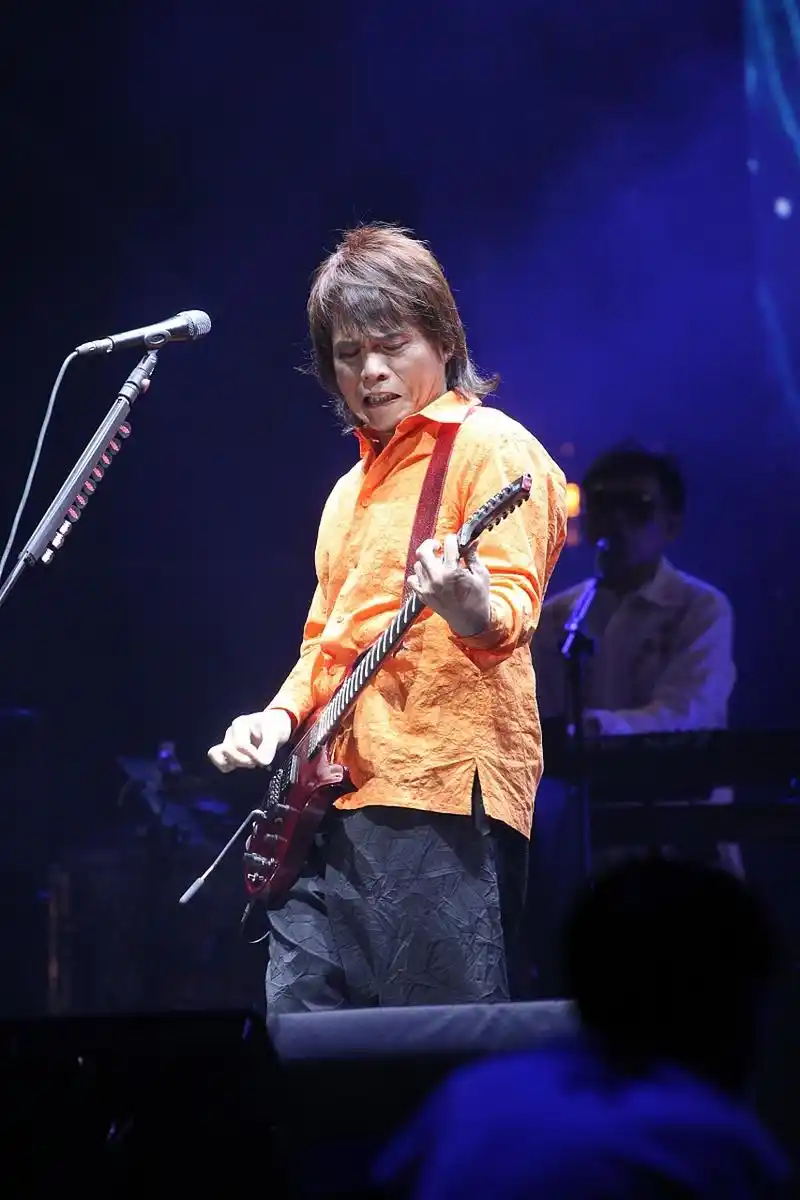 伍佰演唱会麦克风都不拿了:我听你们唱还不行吗?