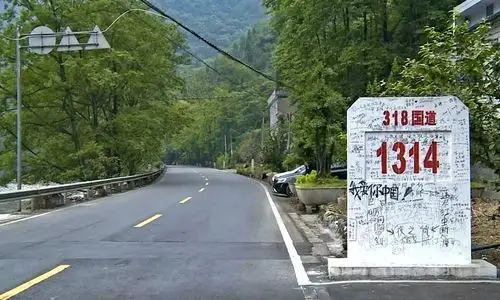 318国道始建于1950年,起点为上海人民广场,途径江苏,浙江,安徽,湖北