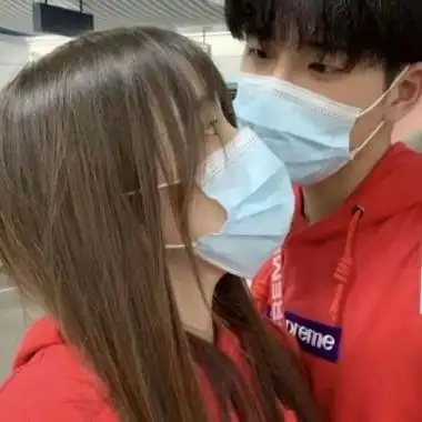 清新白衬衫情侣头像一男一女山高路远为你而来