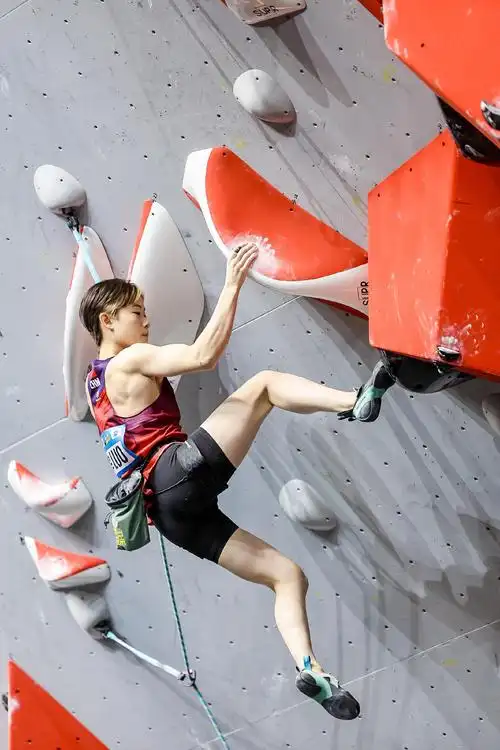 骆知鹭攀岩世界杯摘银