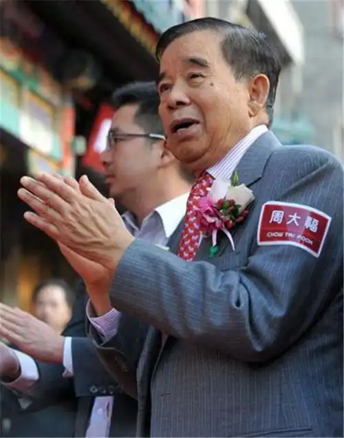 香港有四大家族,其中最早一个将掌舵权力交给二代的郑裕彤,提到他的