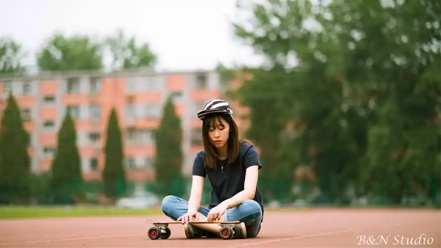帅气的滑板女孩
