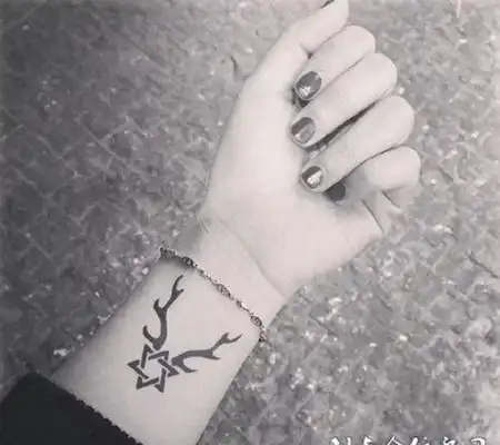 手腕六芒星鹿角纹身图案