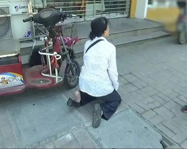 老母亲当街给女儿下跪,竟然为了这件事