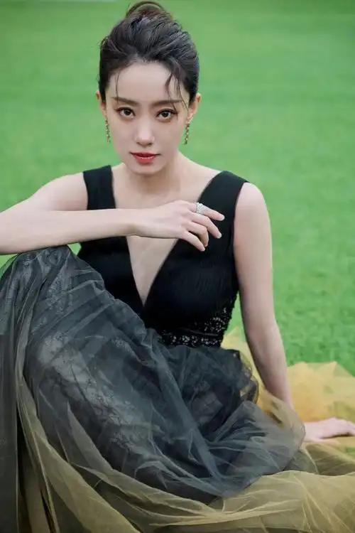 张小斐的颜值真是被低估了,穿挂脖深v连衣裙,曼妙身材堪比模特