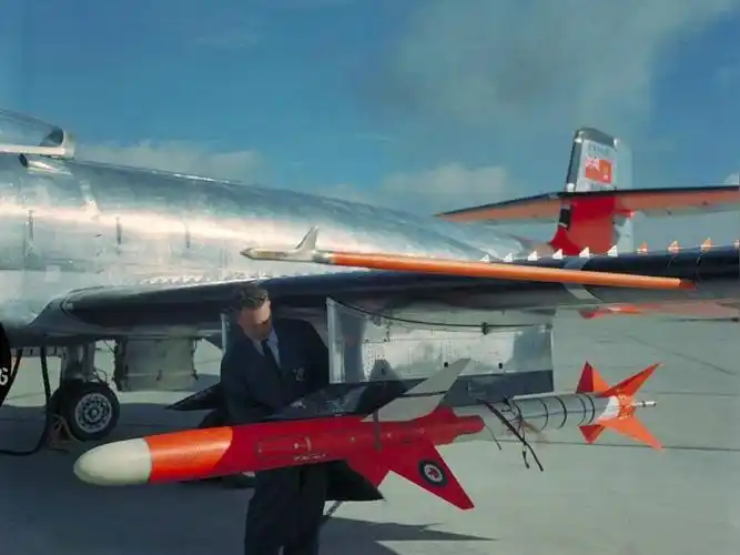 aim-7空空导弹(1955年服役于美国的空空导弹)_尚可名片