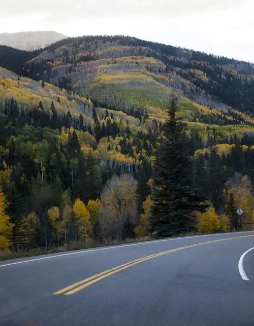 山边沥青道路摄影