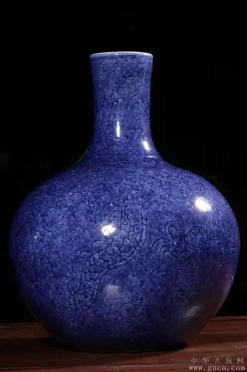 创汇时期·"大明宣德年制"款蓝釉暗刻龙纹花卉纹天球瓶
