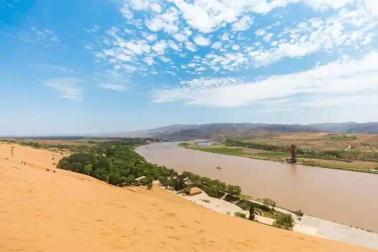 沙坡头旅游区位于宁夏中卫市城区以西20千米腾格里沙漠东南边缘处.