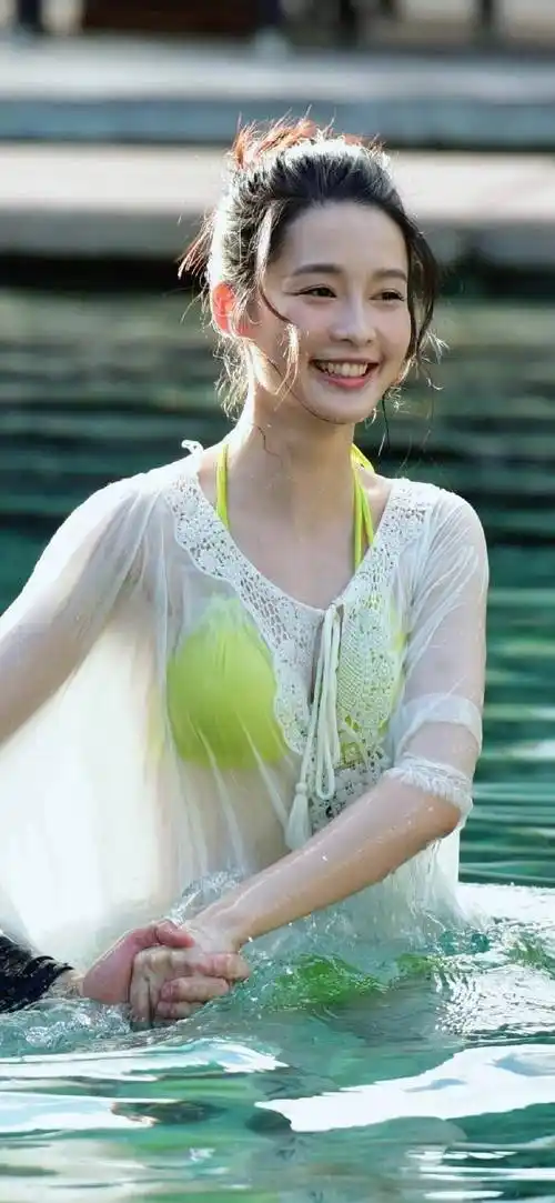 李沁身穿绿色吊带分体泳衣,在水中尽情嬉戏玩水,充满青春活力_认可