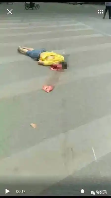 今日中午罗定城雕海关门口发生车祸,一男爆头.