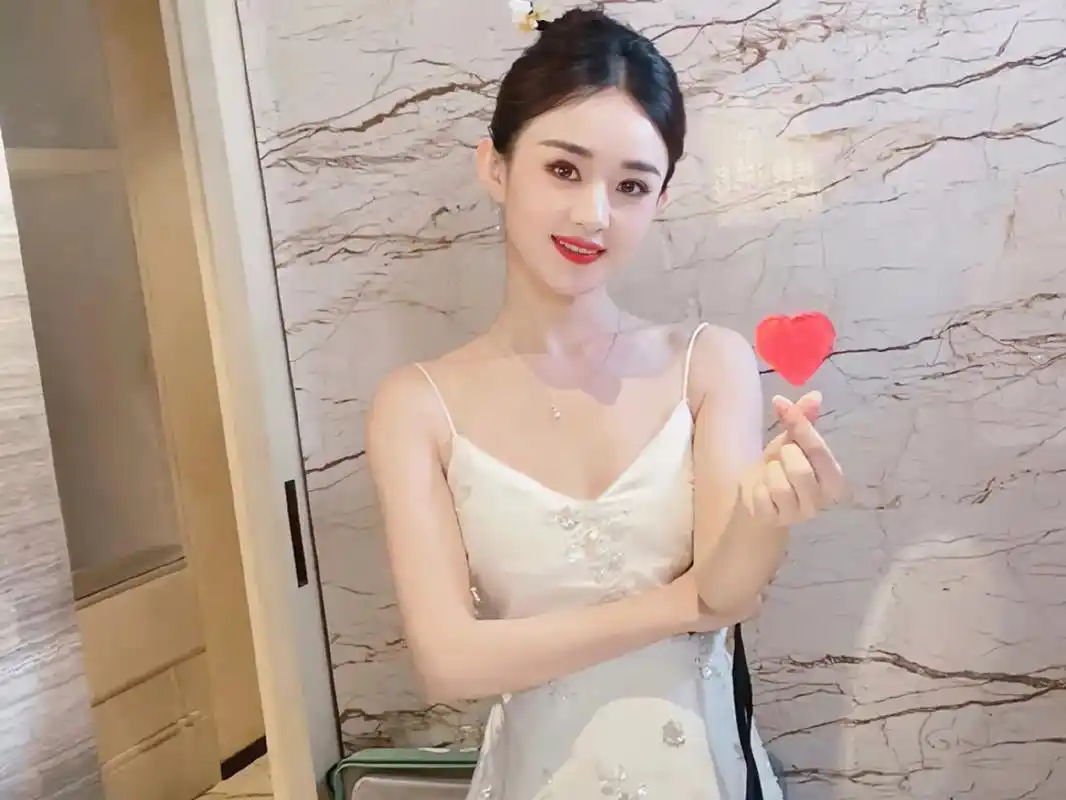 赵丽颖5·20晒照对镜比心超有爱,粉丝直呼:爱你!颖宝.