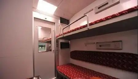 请问上海到北京动车d322软卧的21下,24上铺是一间的吗?