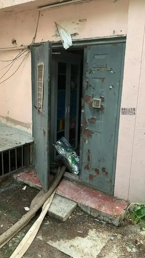 周末两部电梯都坏了,伏天爬22层楼居民叫苦不迭