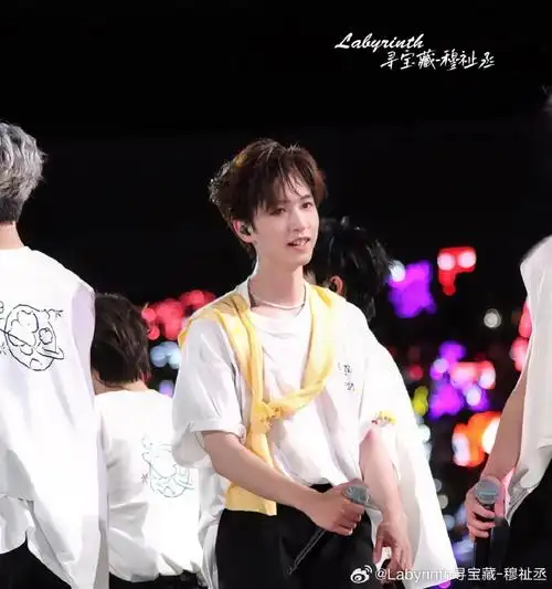 "愚人愚人照片虽迟但到"祝大家欧皇降"霖"@时代少年团-贺峻霖#愚人节