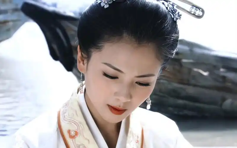 默娘:盘髻为帆,插簪呢为桨,旁发为海. #刘涛 #严屹宽