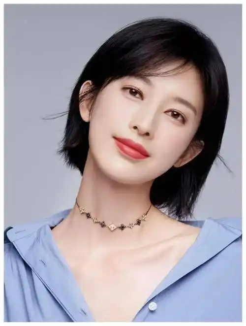 可以说是85后大花中第一个火起来的,然而她后续的资源没有跟上.