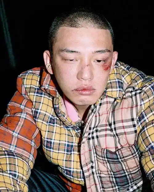 37岁刘亚仁再接受审查,几天没见长出不少白发,担心被拘愁的吗?