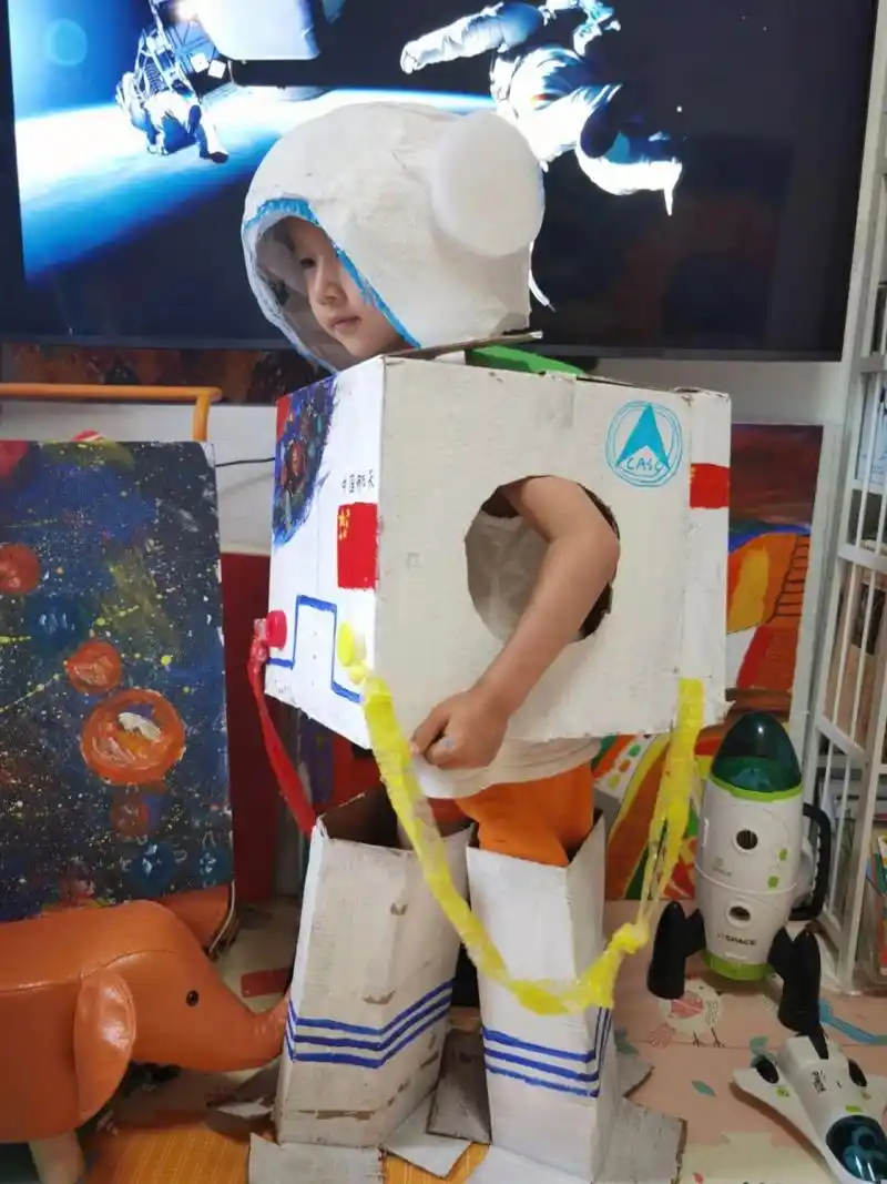 六一儿童节手工‖废旧物时装秀～宇航服 今年只能云上六一了 老师布置