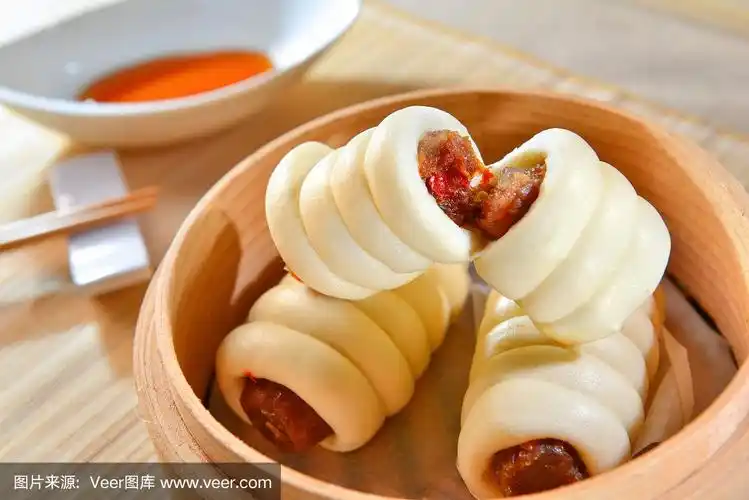 亚洲餐厅竹制的香肠卷