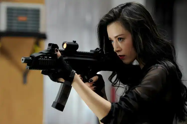 为了电影《赤道》中的女杀手角色,文咏珊接受了几个月的动作训练.