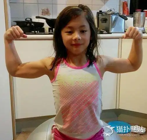 近日小女孩的父亲分享了女儿的照片写到:小女是体能操很大的竞技体操
