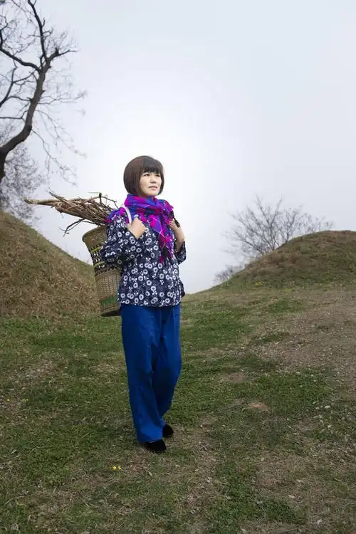 十二受四位美女约拍,在盘龙城进行了主题为一村姑的拍摄希望大家喜欢