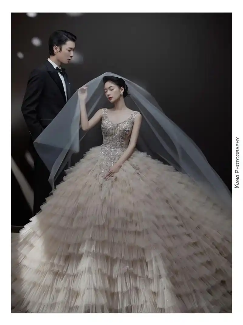 婚纱摄影.厦门婚纱照|极简光影婚纱照 尽显纯粹的美  · 光 - 抖音