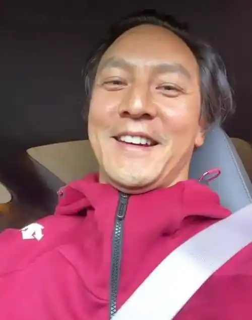 原创吴彦祖近照秃头太明显车内自拍没偶像包袱像一个邻家大叔