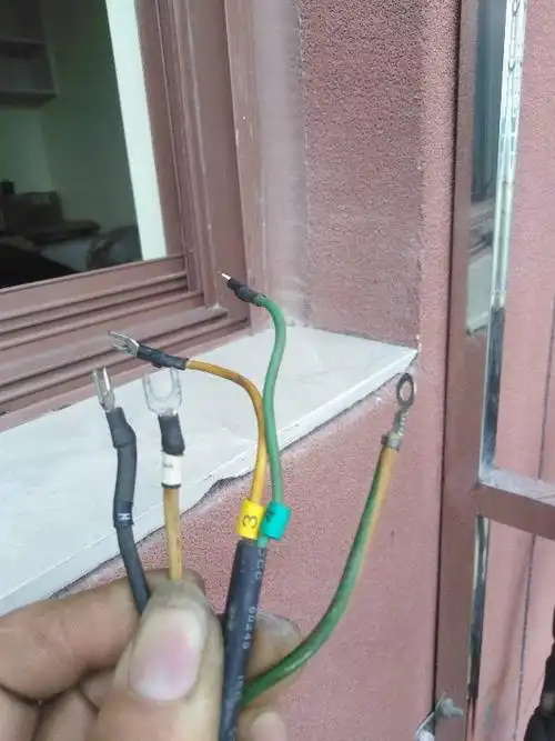 美的空调内机有五线,含接地,外机只有三个接线柱怎么接线?