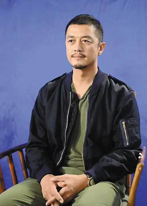 李亚鹏参加真人秀 不忘教窦靖童应对媒体