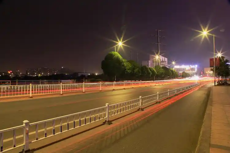 南宁市西乡塘夜色翩翩起舞的蝴蝶桥