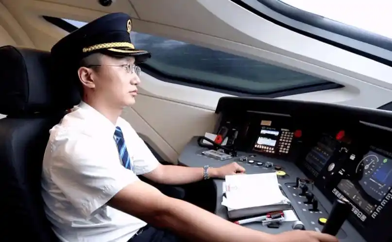 原创高铁驾驶室没有方向盘列车要怎么转弯高铁司机是不是很轻松