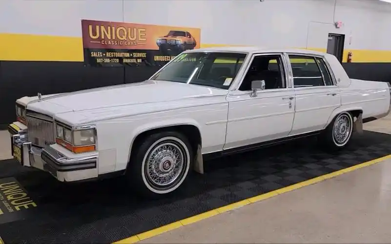 经典老式轿车 1989 凯迪拉克 brougham