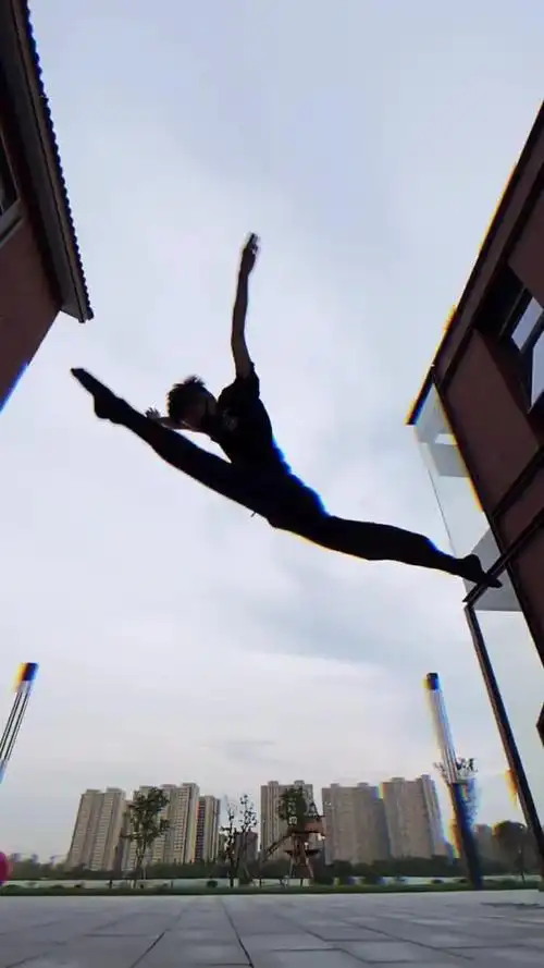 舞蹈生空中二次爆发舞蹈一字马挑战空中一字马