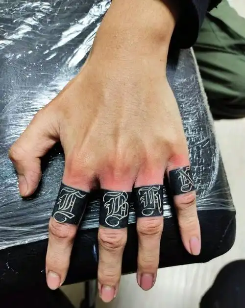 手指花体字遮盖纹身图片_手部花体字纹身图案