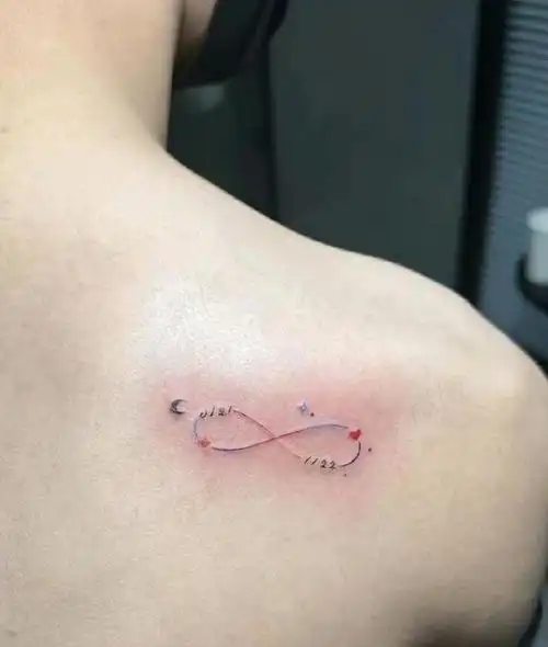 他们之间的亲密关系——通过社交媒体分享了两人共同拥有的情侣纹身