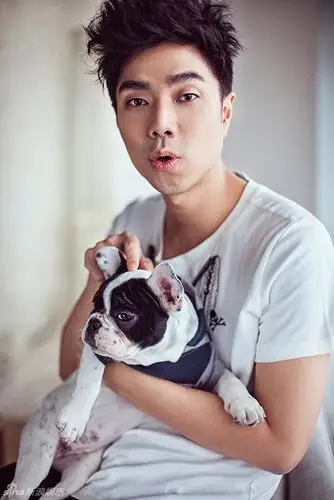 组图:袁成杰最新写真 狗狗卖萌抢镜_高清图集_新浪网