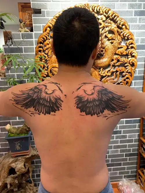 翅膀纹身后背翅膀纹身