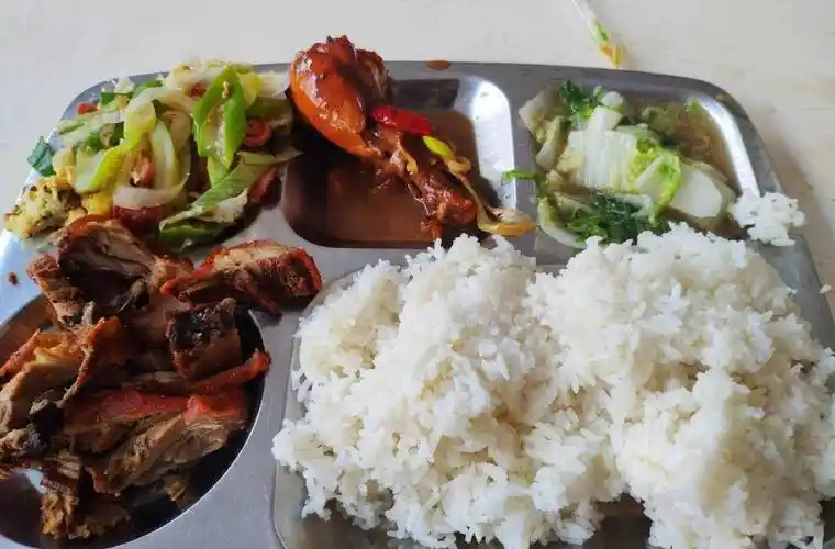 工厂食堂2荤2素只要6块钱,农民工不仅伙食好,素质也高_企业_饭菜_几道