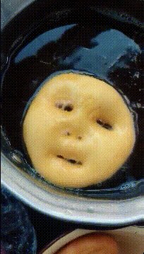 媳妇给宝宝做的油饼,孩子看一眼就哭了这游戏不错啊,适合男女搭配玩