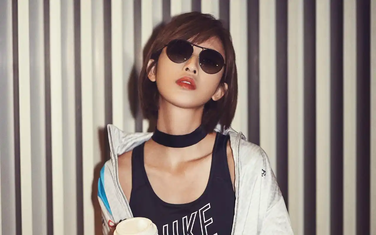 张俪时尚帅气短发街拍图片桌面壁纸,美女明星张俪,帅气干练的短发