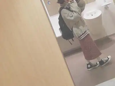 摘自微博 侵删 喜欢红色直筒裙白袜子帆布鞋