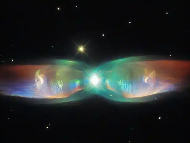 第四张:哈勃望远镜于2015年发现一个由两颗衰老的恒星构成的双子星