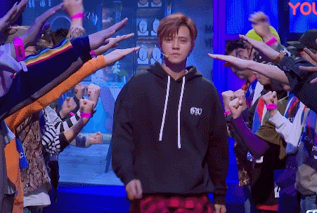 罗志祥的"修楼梯"有点像仪仗队,每走过一个人,就高喊"过".