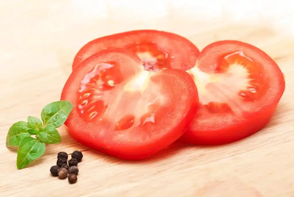 切菜板上的红番茄片