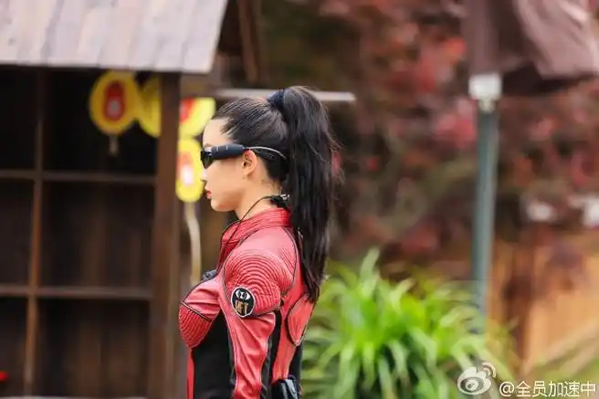 全员加速中#昨晚@薛之谦说:"女猎人好帅!好想和她谈恋爱!