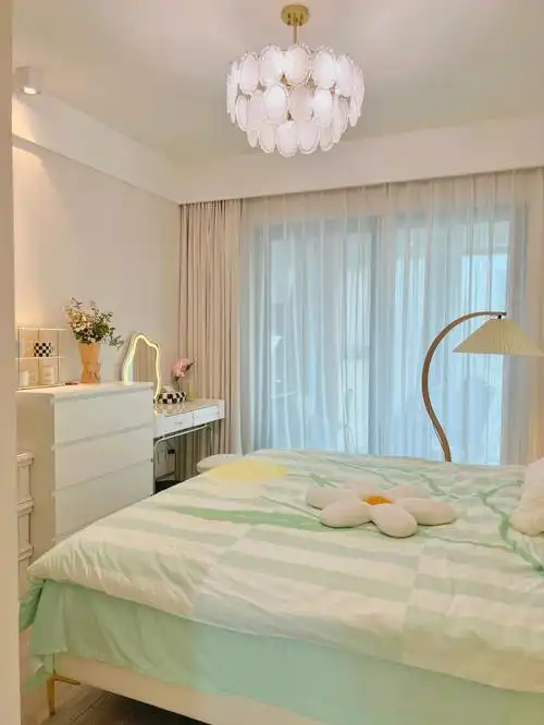 床尾到墙的具体就只有110cm, 正好还可以放下一个斗柜和梳妆台了